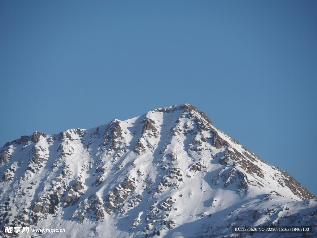 巍峨雪山壮丽景致