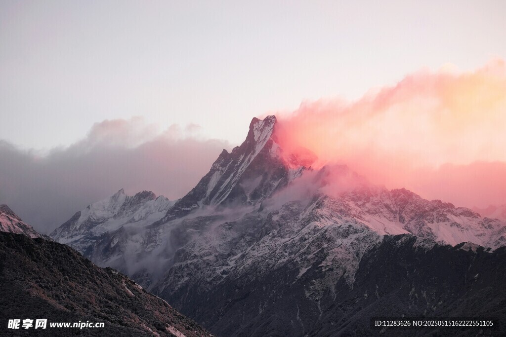 雪山日出壮丽美景