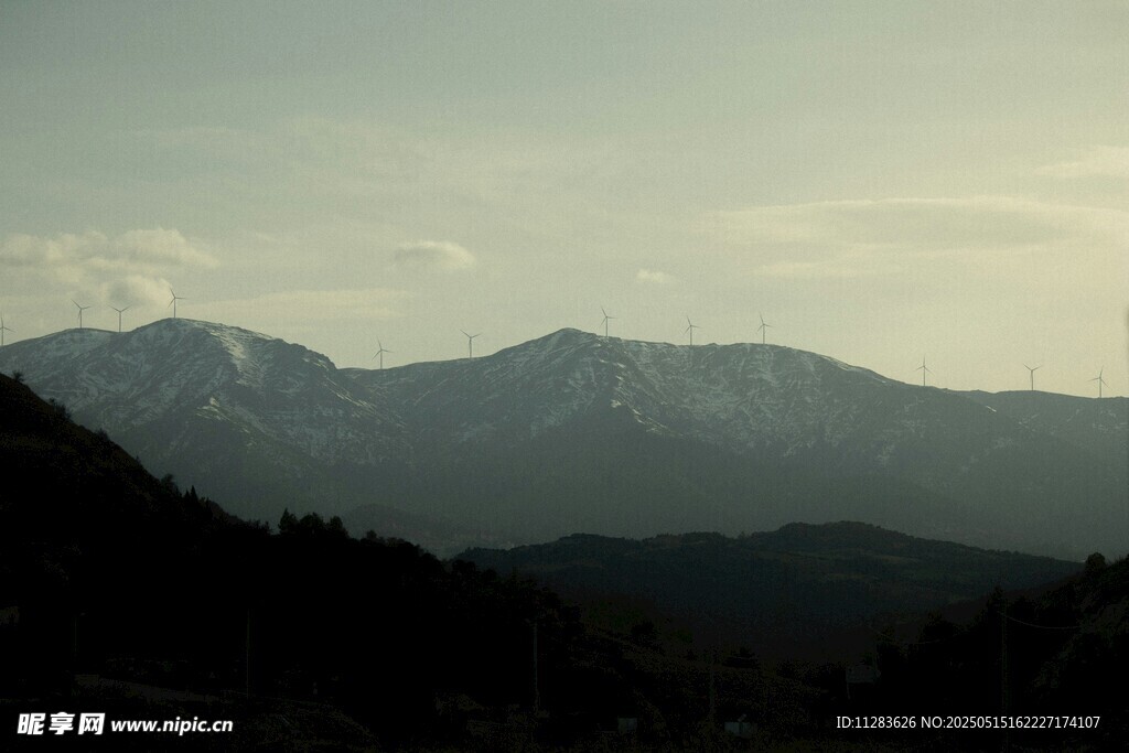 远山暮色
