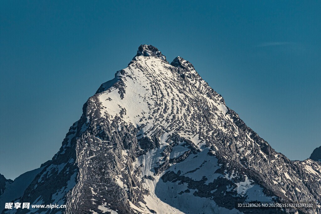 巍峨雪山壮丽景致