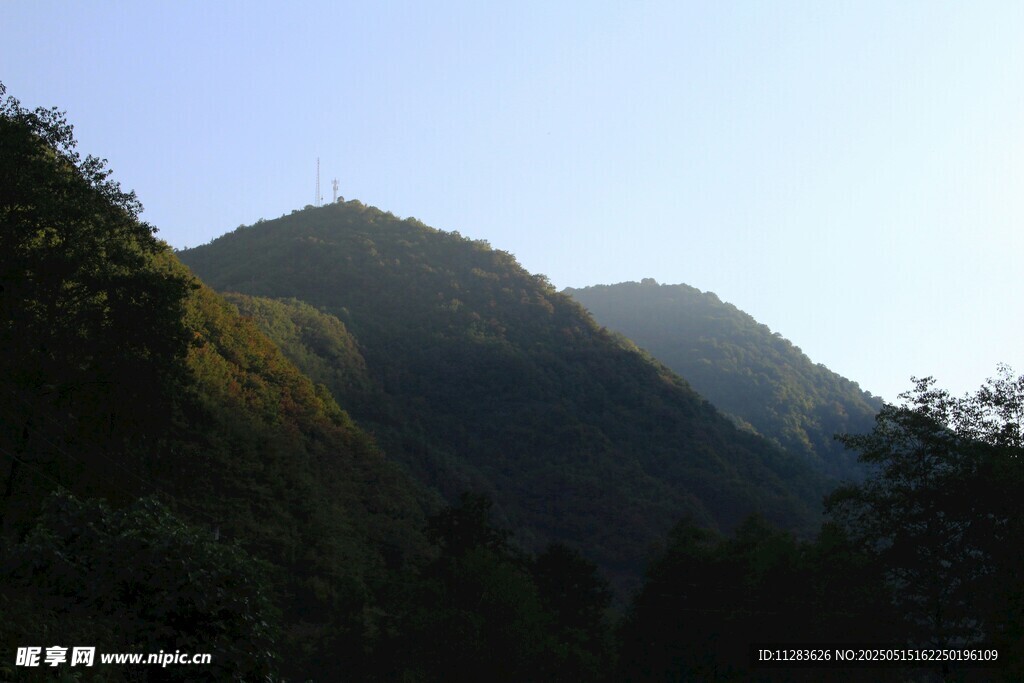 青山叠翠的秀丽山间景色