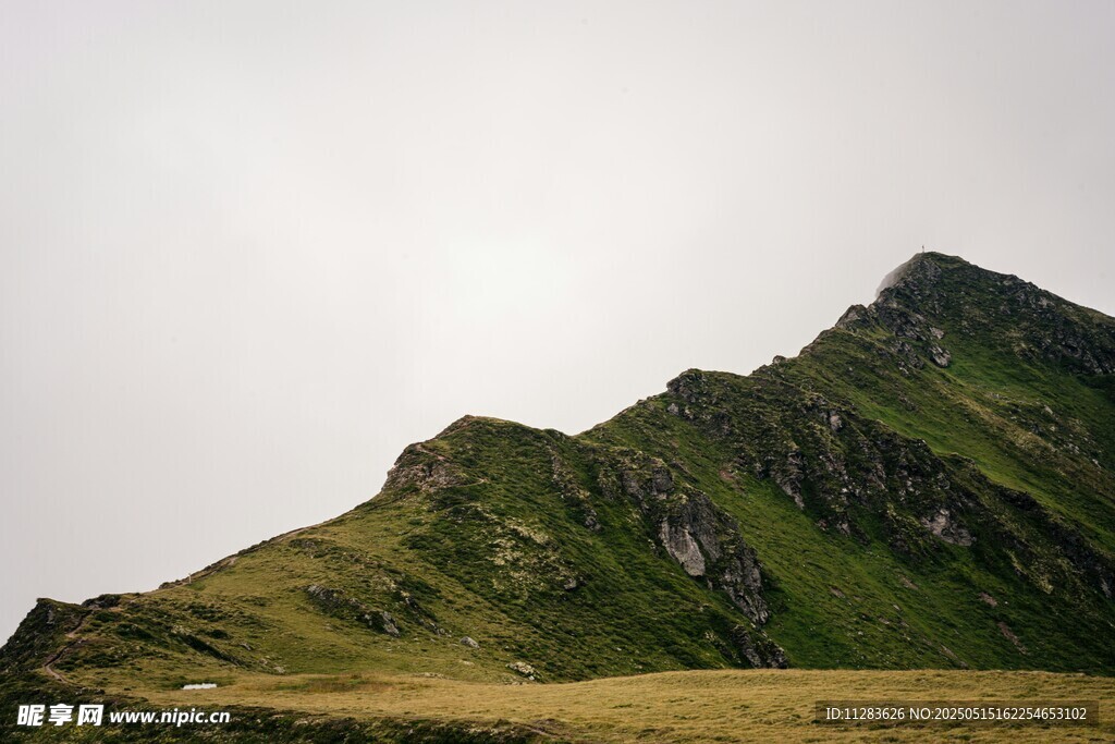 翠绿山峦风景如画