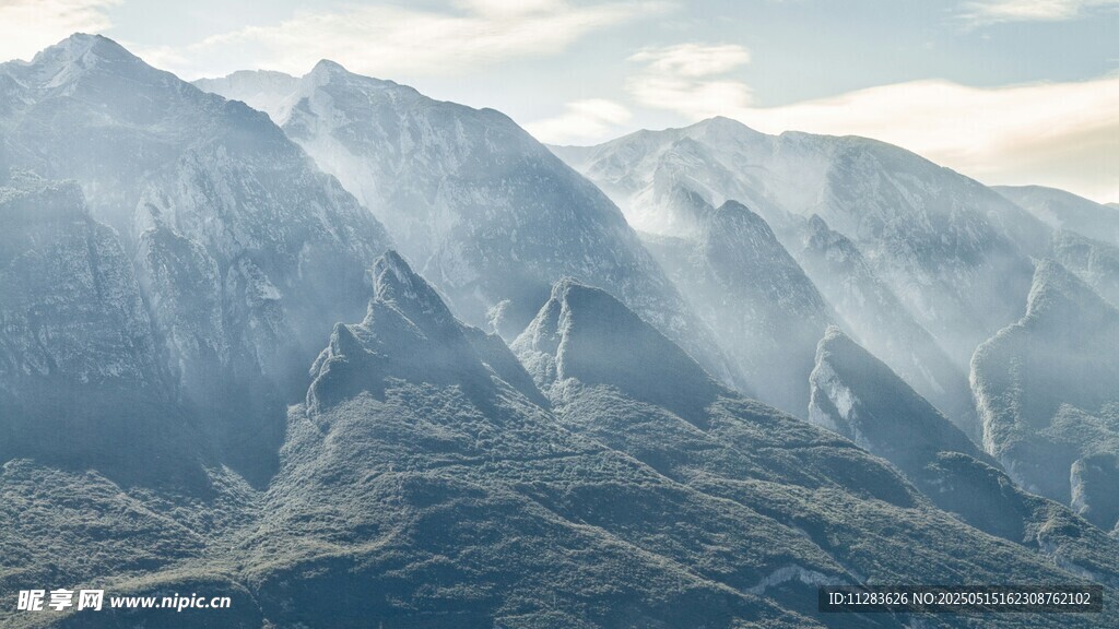 壮丽山景 云雾缭绕之美