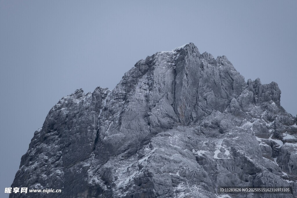巍峨雪山峻岭