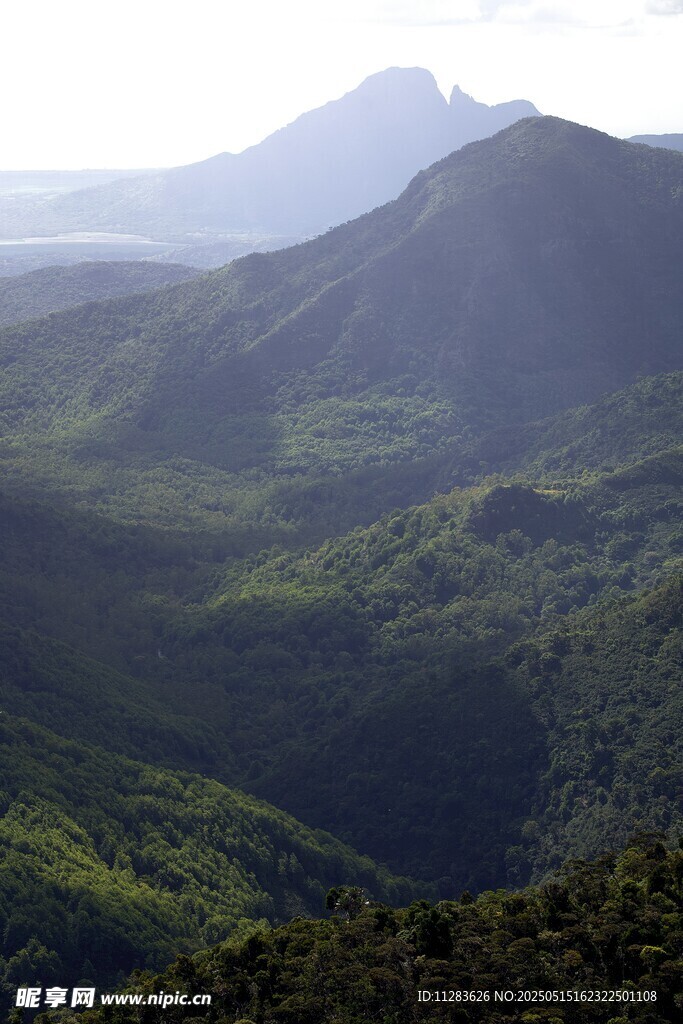 山峦叠翠的壮美自然景观