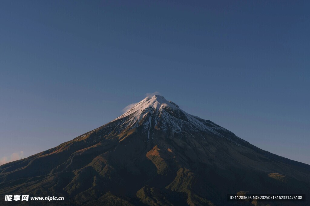 巍峨富士山壮丽景致