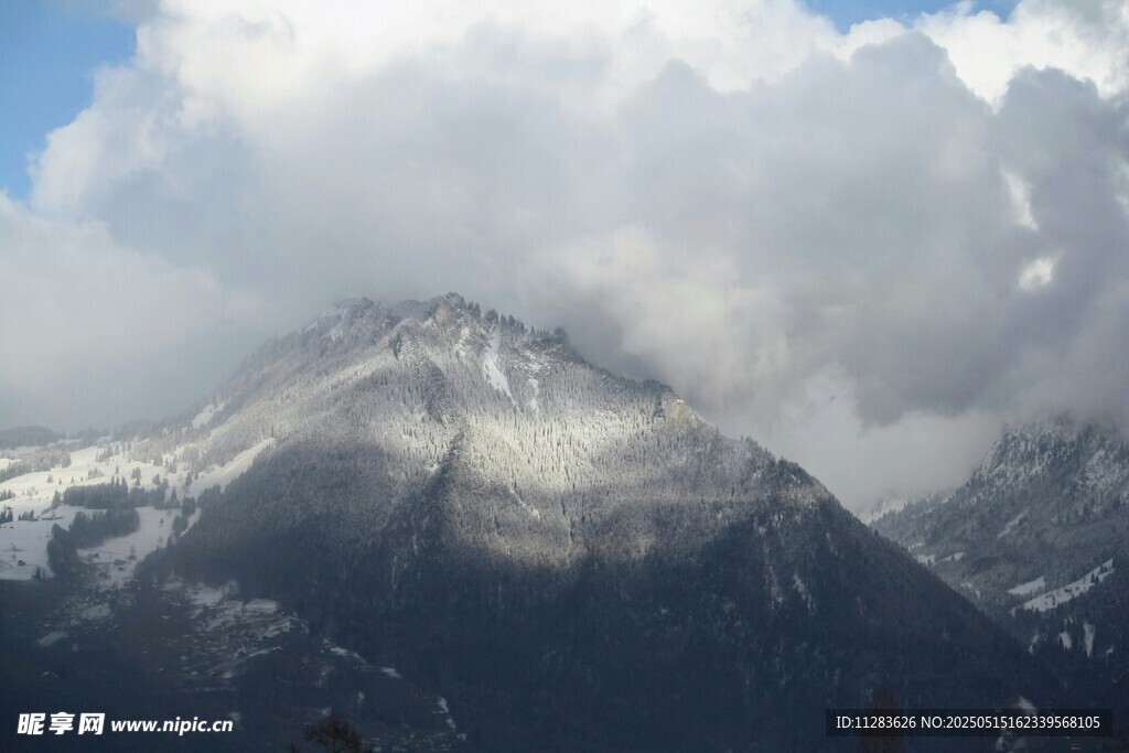 云雾缭绕的壮丽雪山