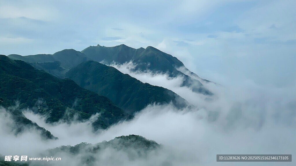 云雾缭绕的壮美山峦