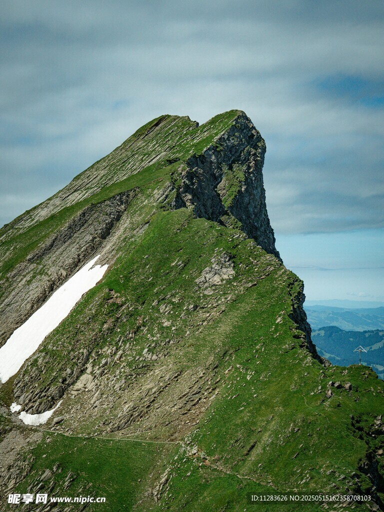 巍峨青山顶覆残雪