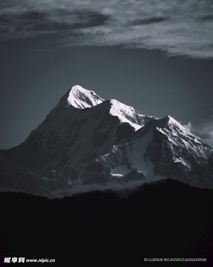 巍峨雪山壮丽景观