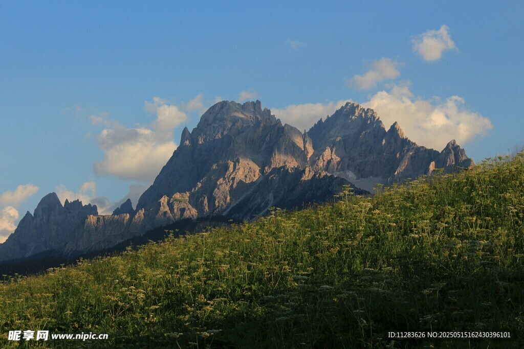 巍峨山峦映蓝天绿草