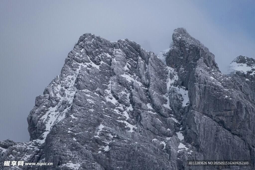 雪覆奇峰