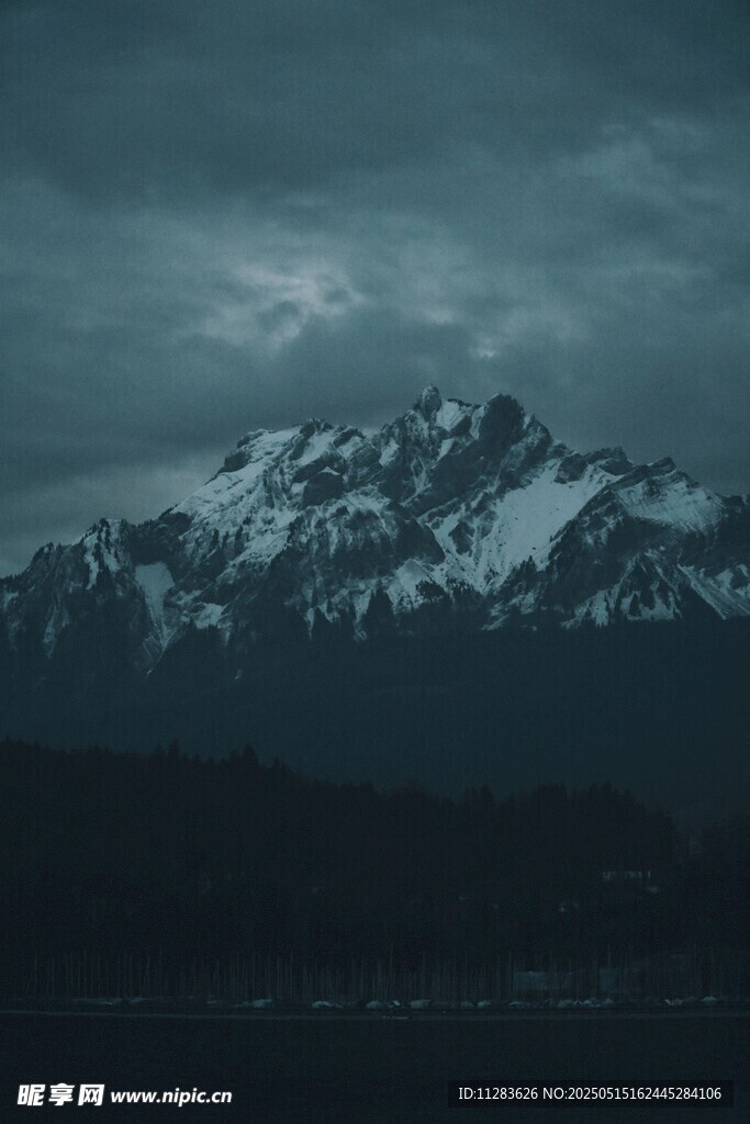 夜幕下的雪山壮丽景观