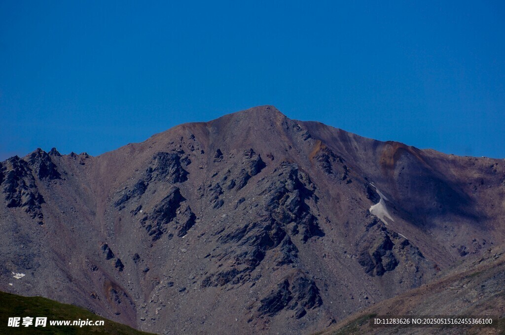 巍峨高山壮丽景致