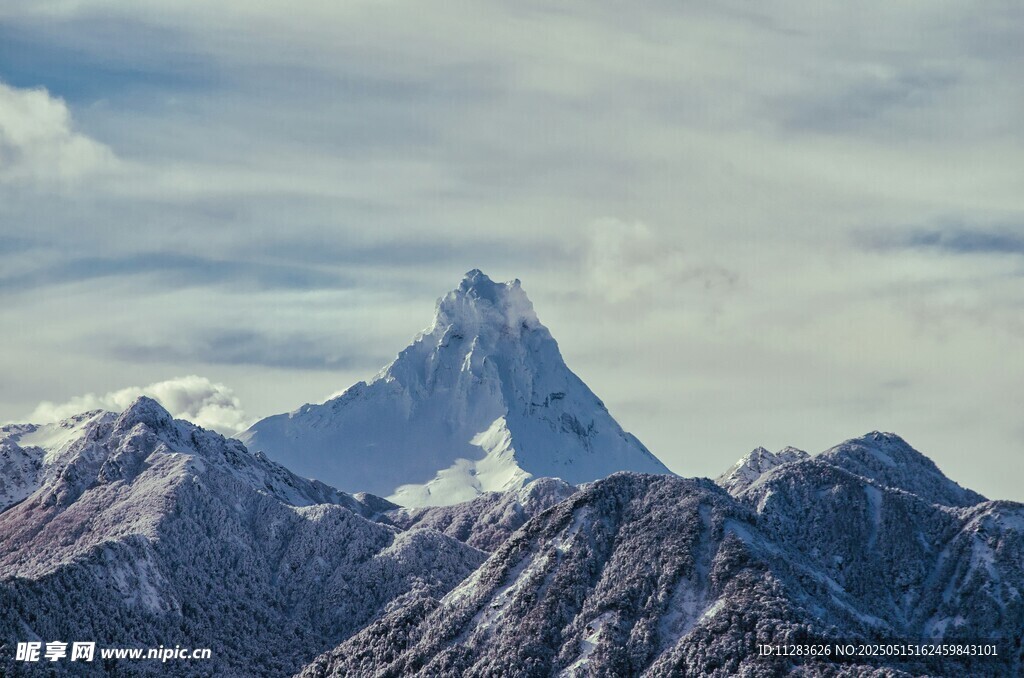 巍峨雪山壮丽景致