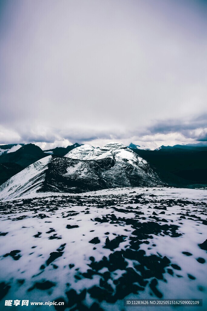 雪山旷野壮丽自然景观