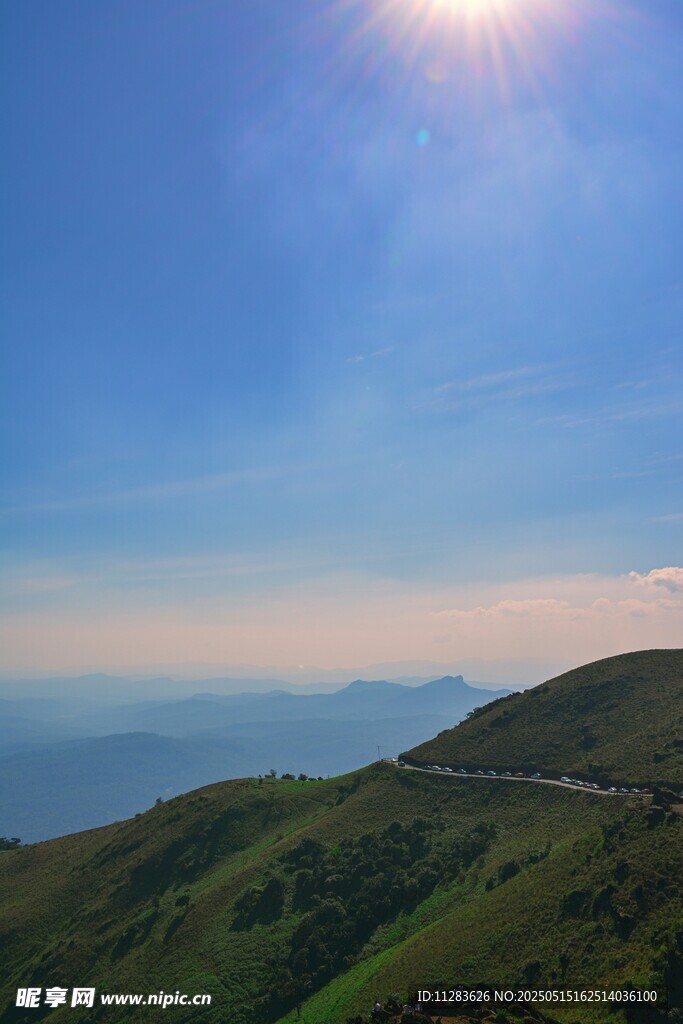 山间晴日美景