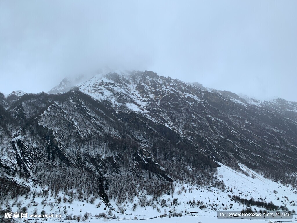 雪覆山峦壮丽景致