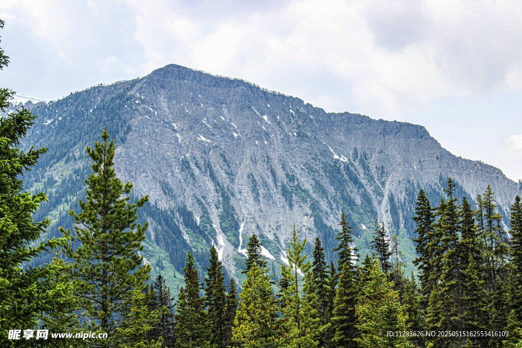 山林间的巍峨山峰