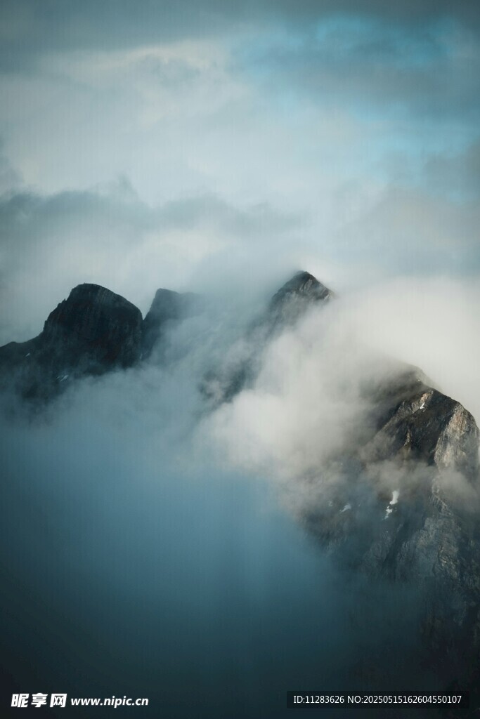 云雾缭绕的壮丽山峦