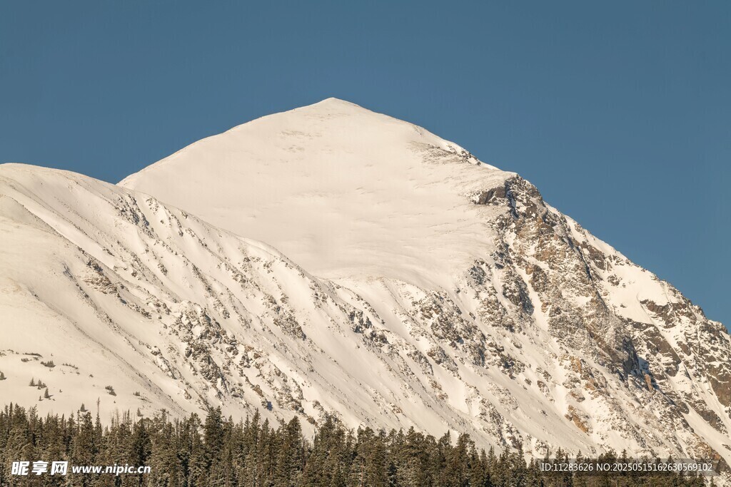 巍峨雪山壮丽景致