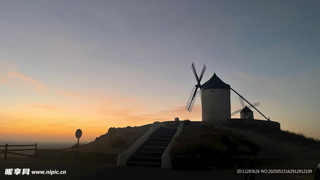 夕阳下的风车景观