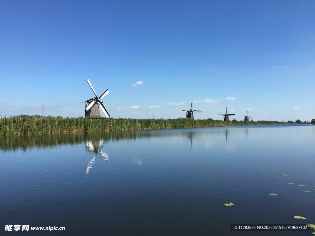 湖畔风车美景