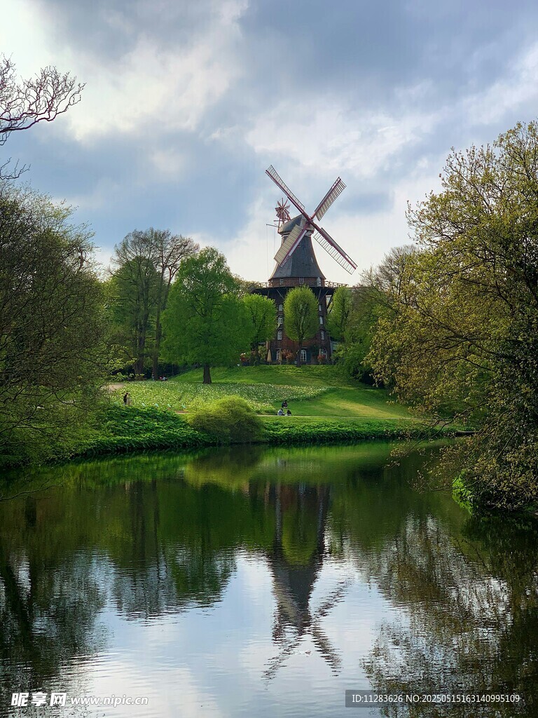 湖畔风车美景