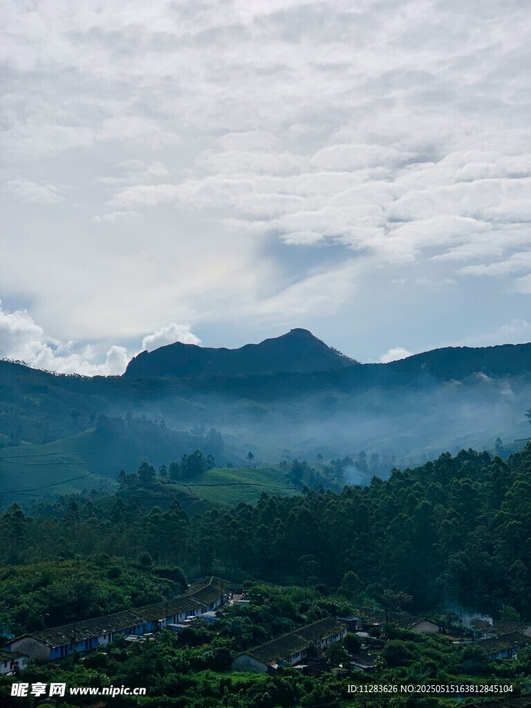 山间云雾缭绕的秀丽景致