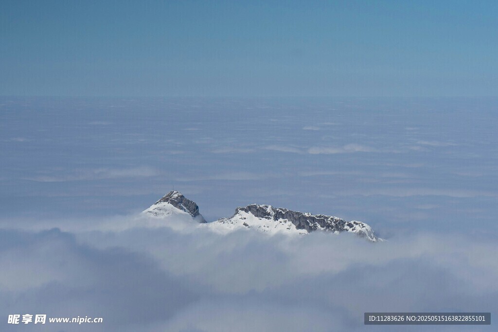 云端之上的孤耸雪山