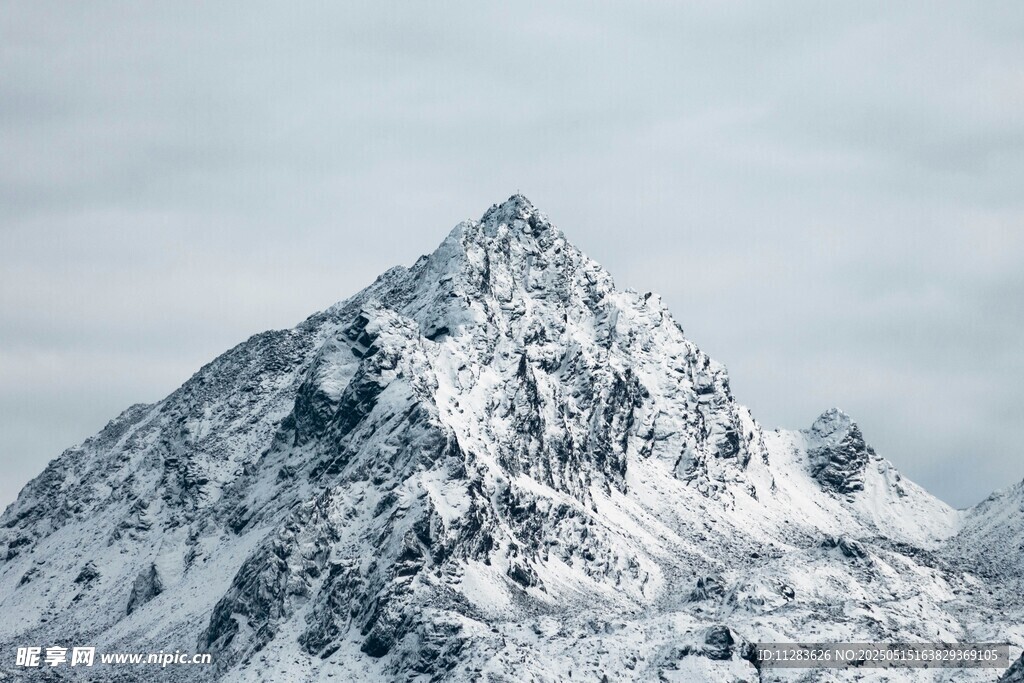 巍峨雪山壮丽景致