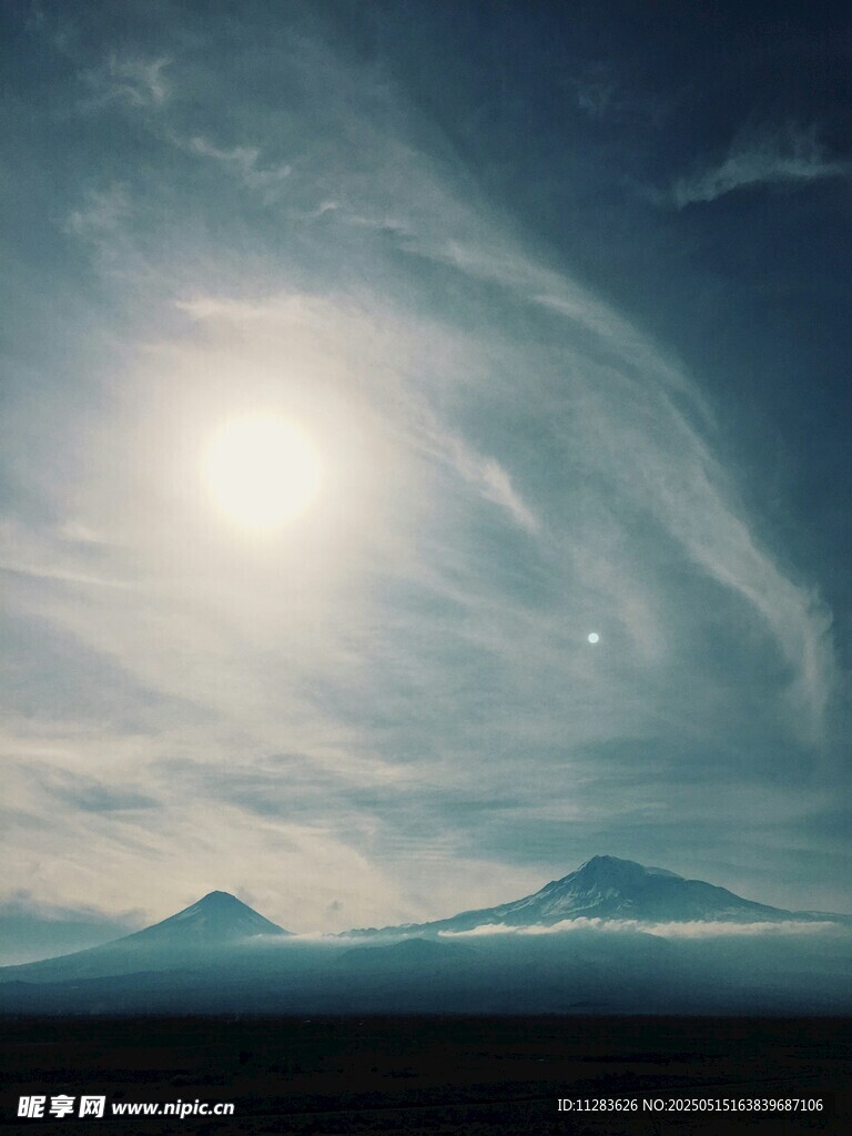 壮丽星空下的远山景观