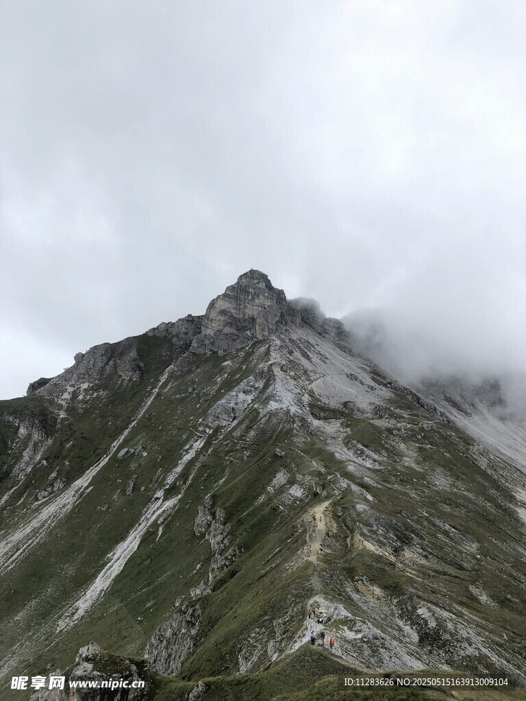 云雾缭绕的巍峨山峰