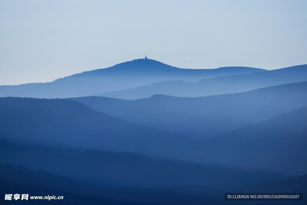 蓝调远山风景图