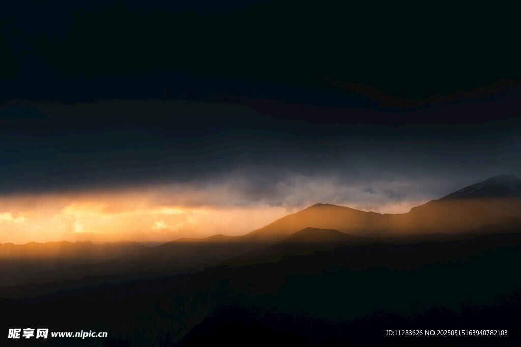 山间晨曦美景