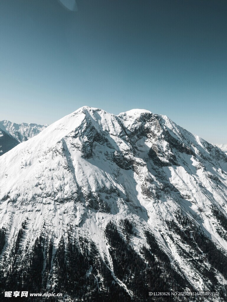 巍峨雪山壮丽景致
