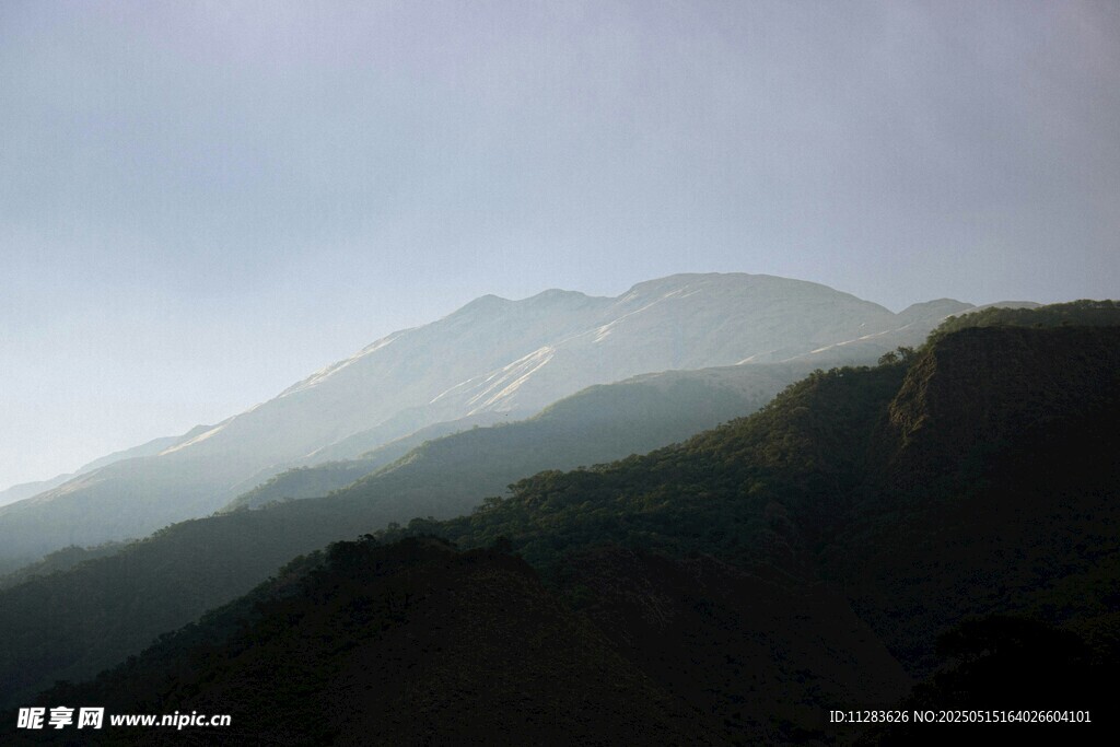 山间晨雾中的朦胧山脉