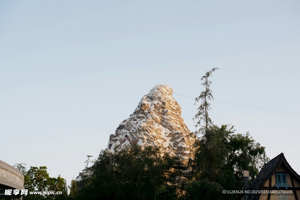 迪士尼标志性山峰景观