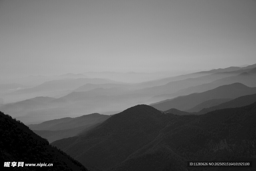 山峦叠嶂的黑白景致