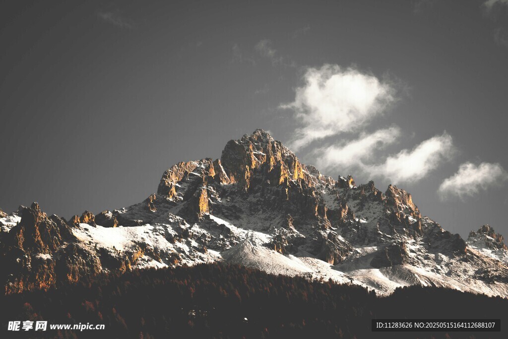 巍峨雪山壮丽景致