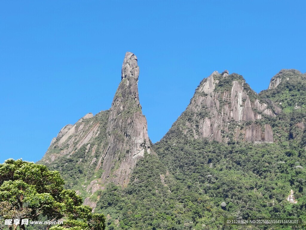 奇峰耸立的壮丽山景