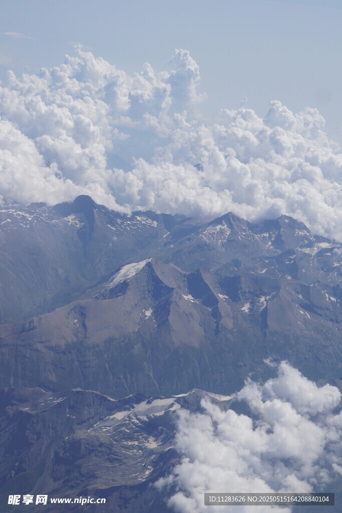 高空俯瞰壮丽云海山峦