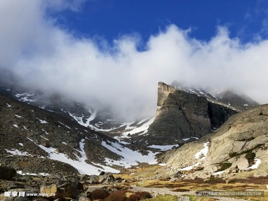 雪山云雾缭绕的壮美景观