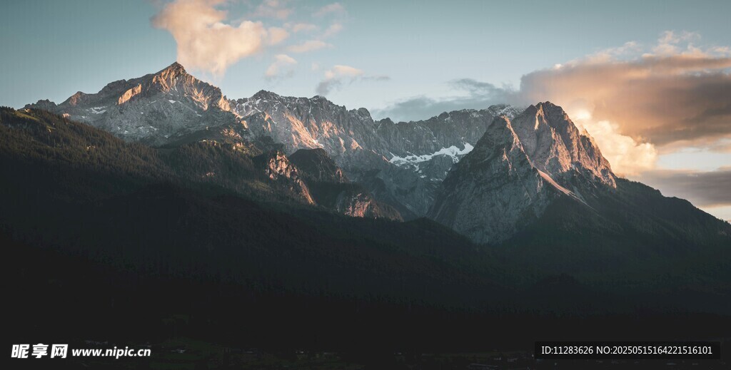 壮丽山景映霞光