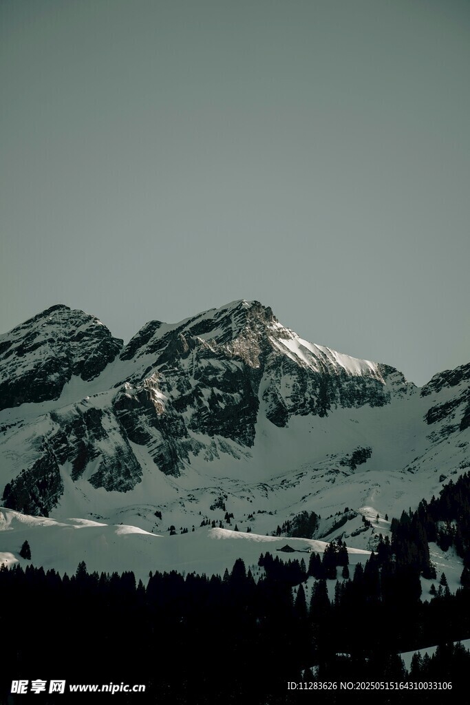 雪山远景
