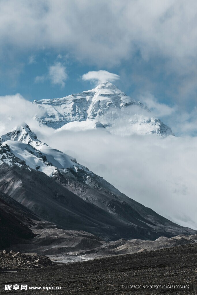 巍峨雪山云雾缭绕之景