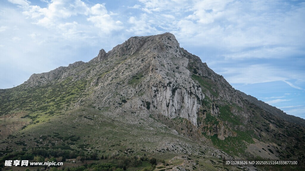 巍峨山峰景色壮丽