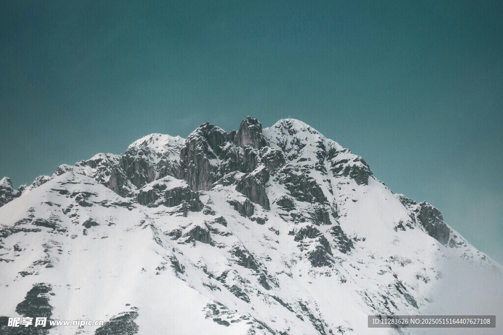 巍峨雪山壮丽景致