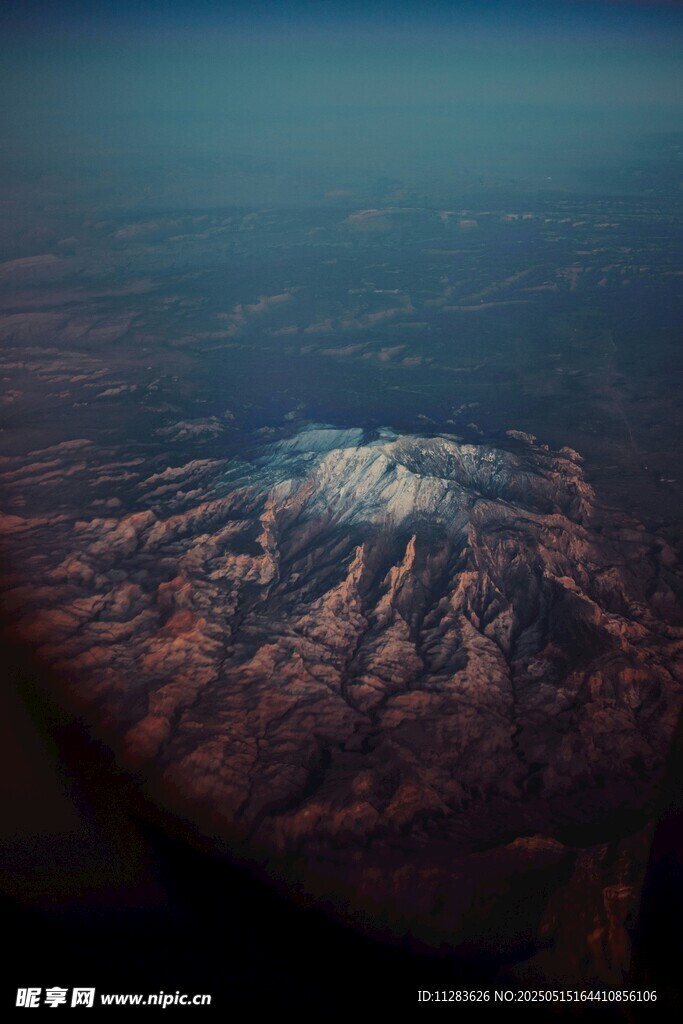 高空俯瞰壮丽雪山景观