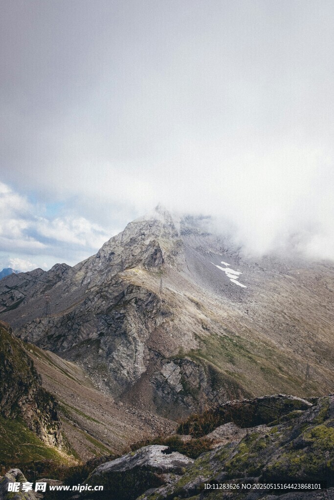 云雾缭绕的壮丽山峰